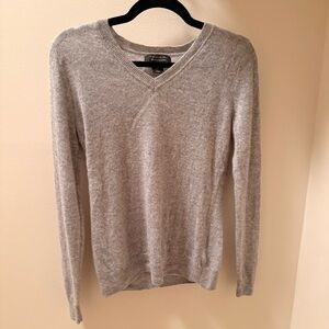 Tahari 100% 2-ply cashmere v-neck sweater